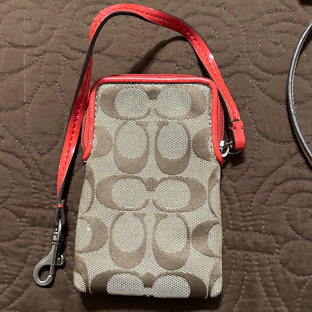 Small Coach wallet that has NEVER been used very good condition.